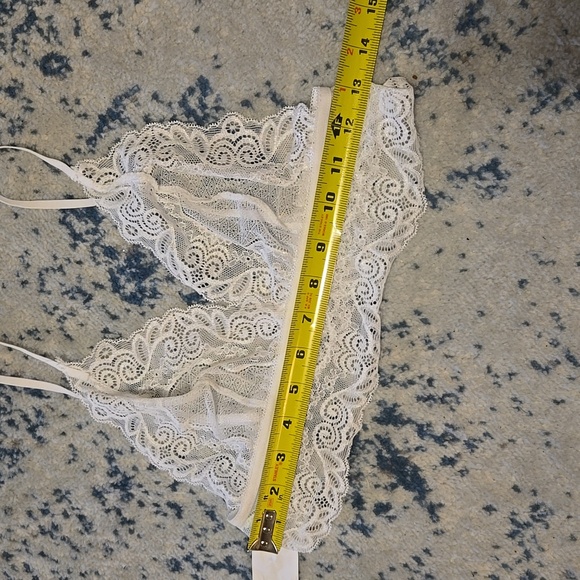 Elegant Lace Bralette in White - Picture 6 of 7